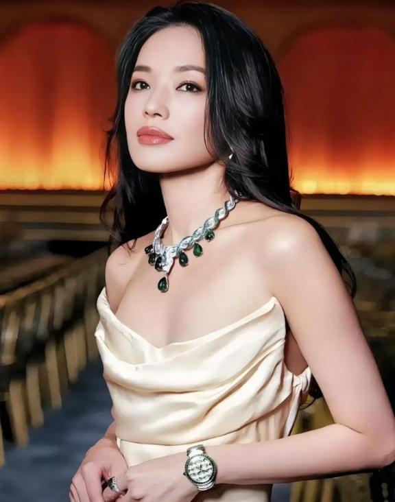 [点赞]2005年，舒淇有一次去黎明家里做客，正吃着饭的时候，黎明爸爸突然大
