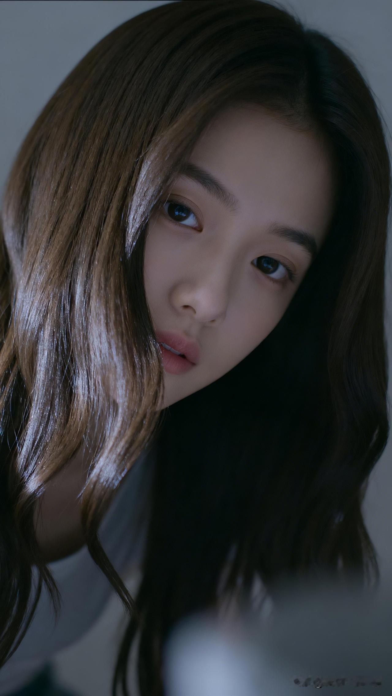 长发飘逸，似水柔情。“气质就是迷人”，你认可吗沉思的少女，眼神迷离，发丝柔顺，