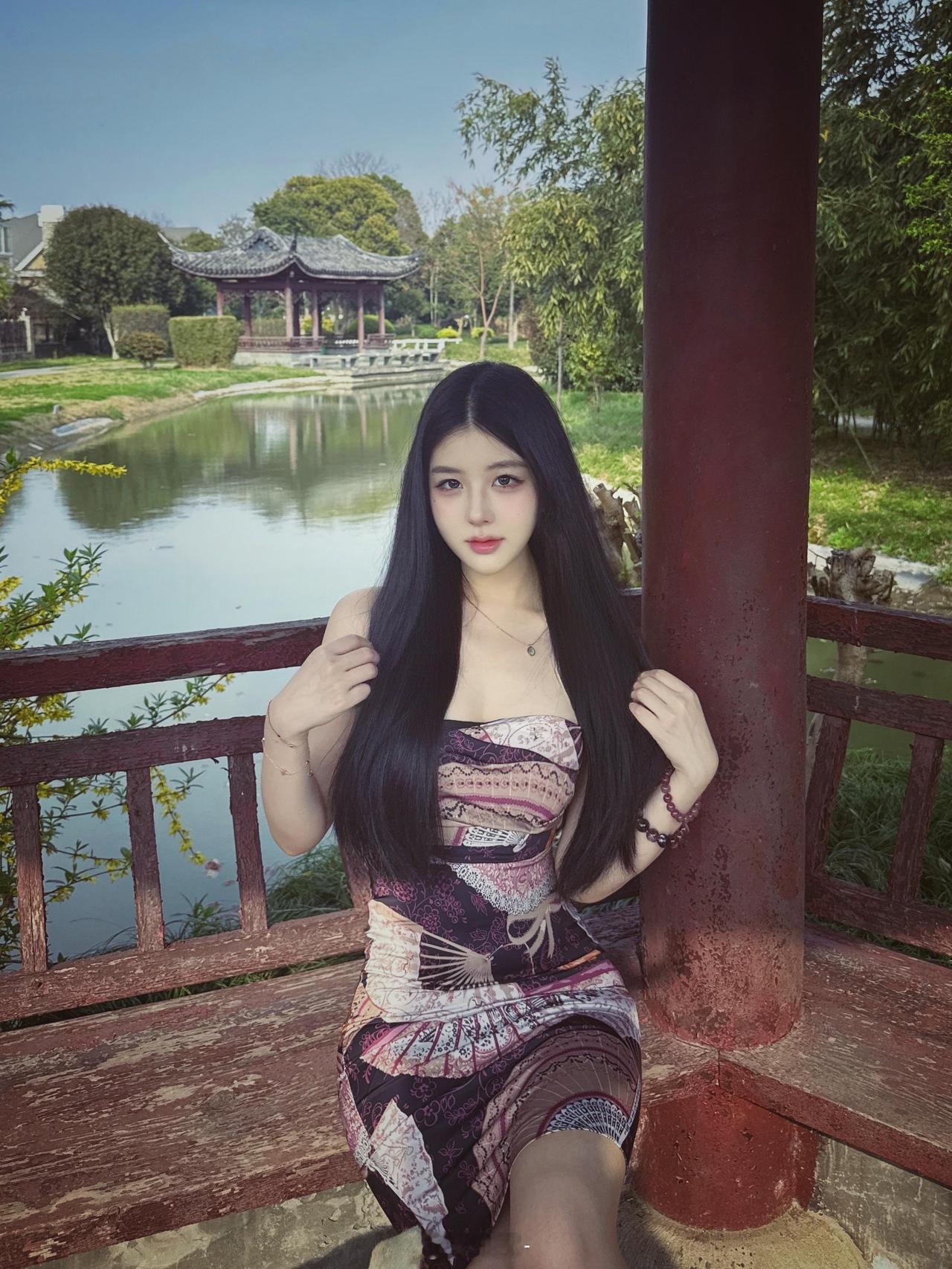 美是肤浅的，真正吸引人的是内心的善良和智慧。