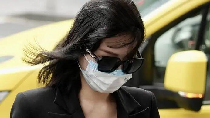 兰兰再次现身澳洲法庭，依然蒙面，被记者追问。这个白头发的记者，倚老卖老啊，太