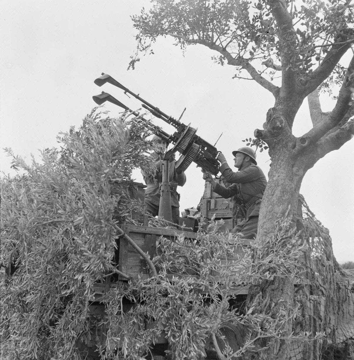 确实是法兰西“老枪”——1943年，北非，布阿拉达地区。法国第62非洲炮兵