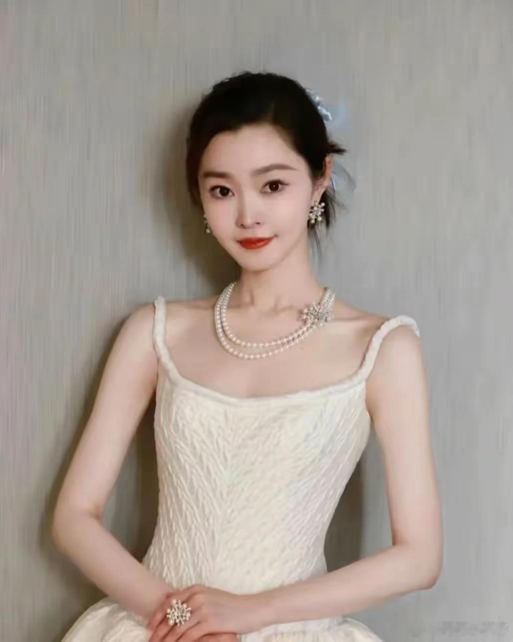 分享娱乐分享娱乐宋轶海边美照，一袭浅紫吊带裙，邂逅春日温柔，好漂亮​