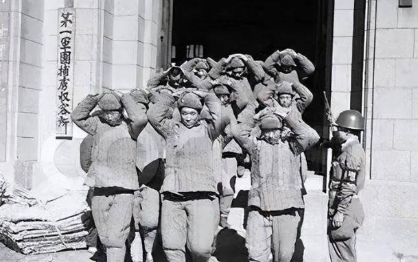 1954年，14000余名志愿军战俘被遣往台湾，蒋经国在码头悄然落泪，蒋介石当夜