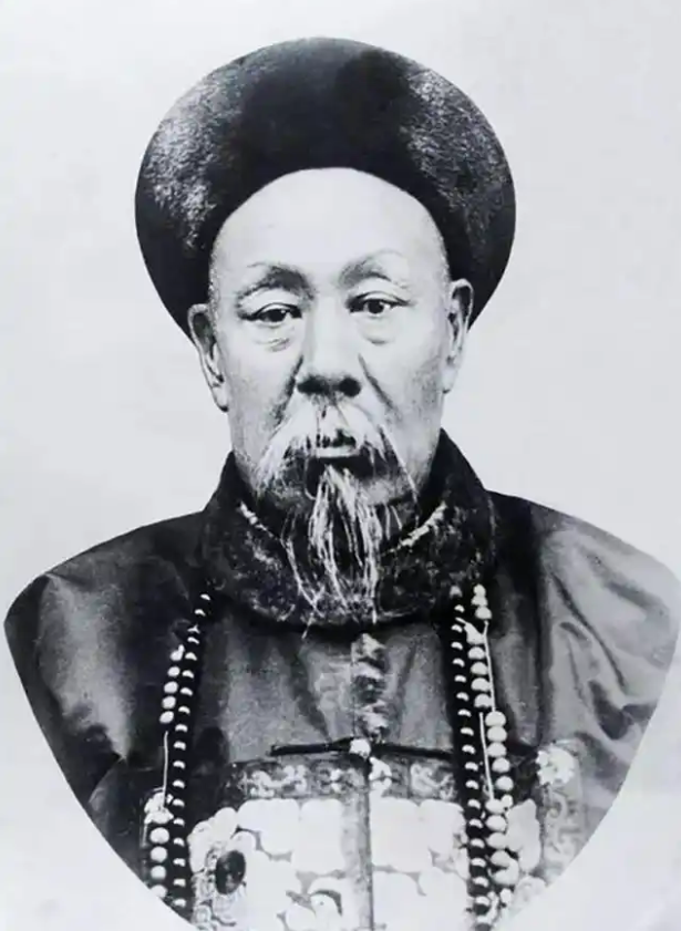 1869年，左宗棠下令斩杀降将董福祥，刽子手挥刀砍下，只听“咔嚓”一声，董福祥却