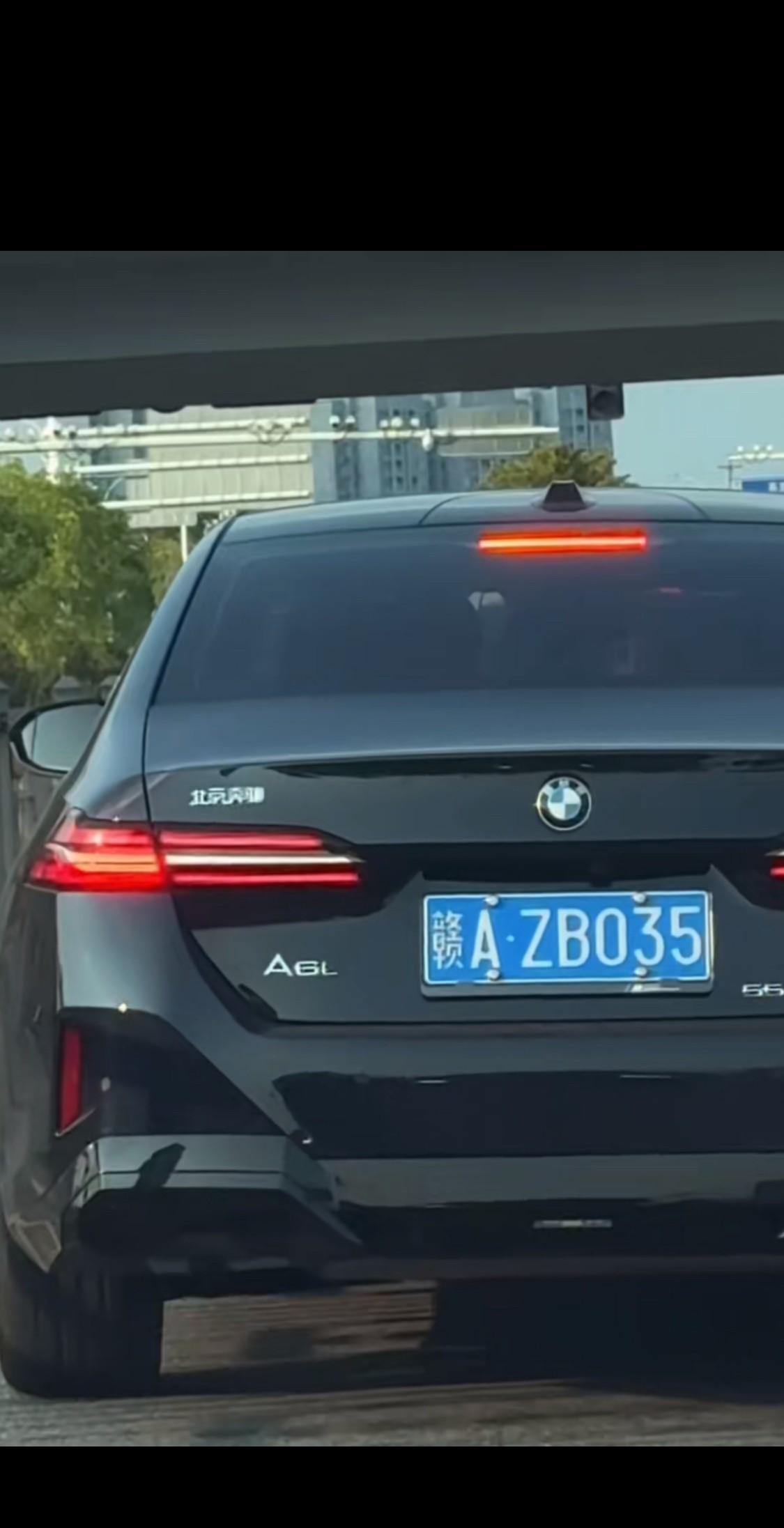今天上午在江西南昌办事，发现一辆奇葩的车，这到底是奔驰还是宝马，或者是奥迪？看左