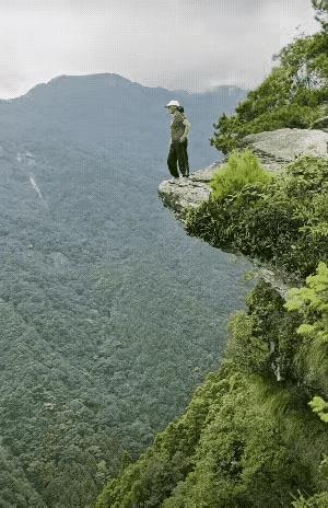 “暮色苍茫看劲松，乱云飞渡仍从容。天生一个仙人洞，无限风光在险峰。”这位女士看