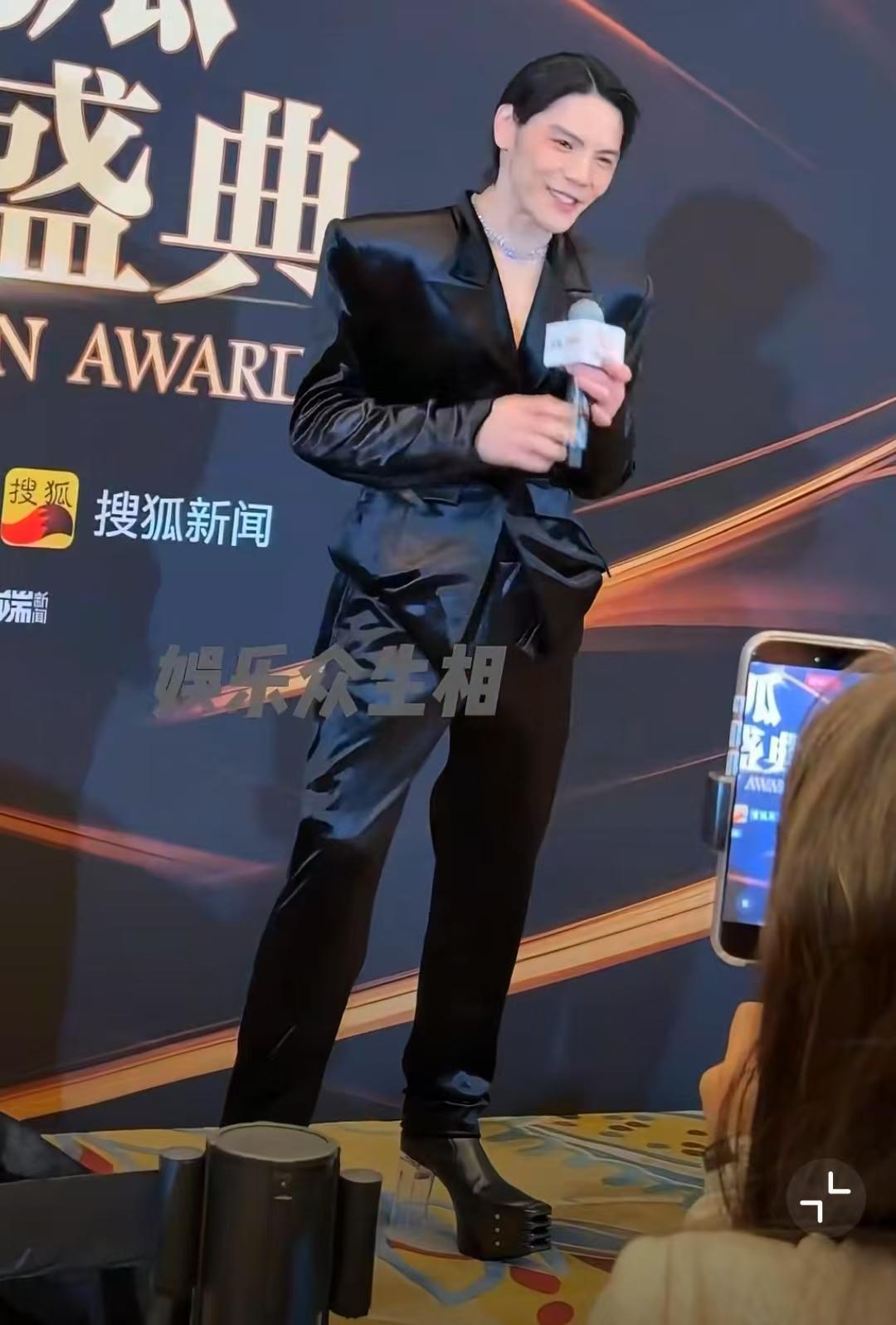 向太这么快就被打脸了，不是别人，就是她儿子向佐。向太前两天在直播间许诺，向佐以后