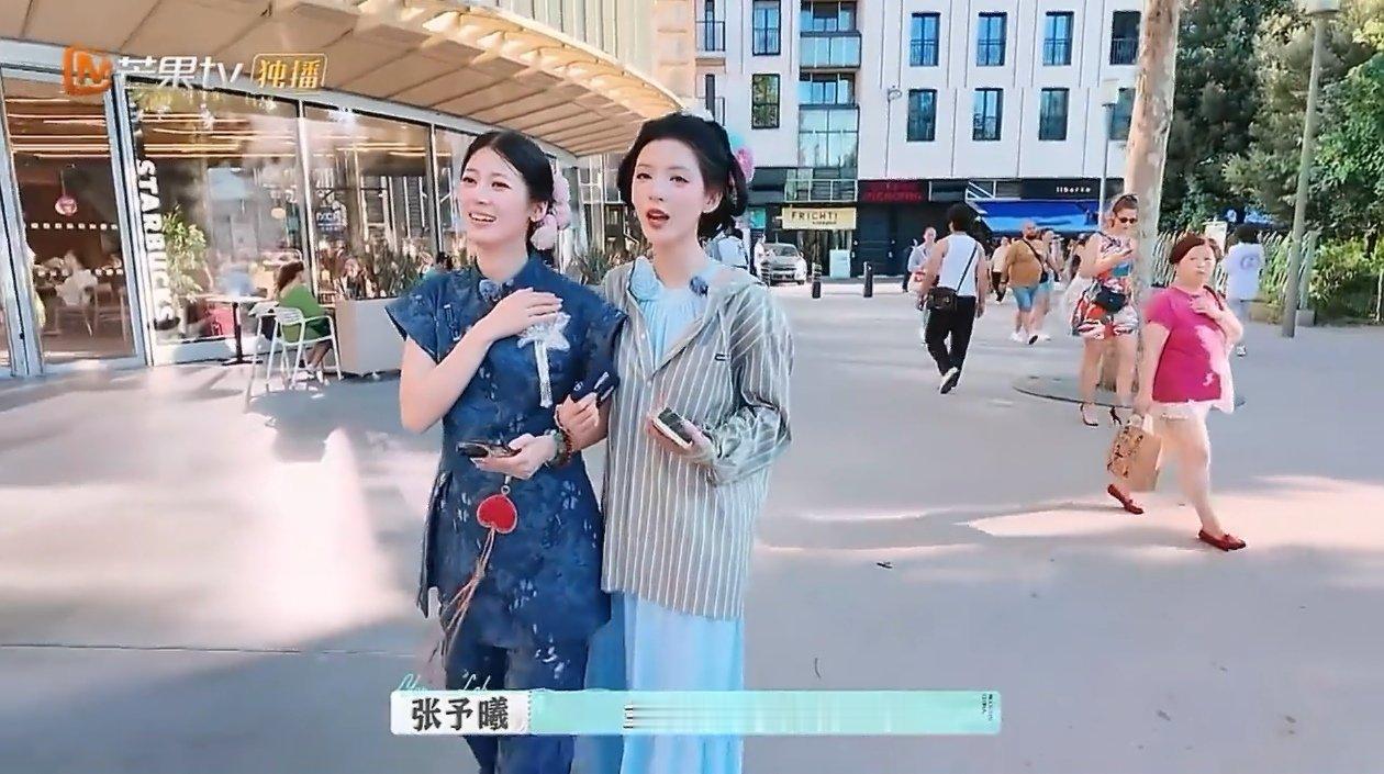张予曦赵昭仪内娱又一对神仙姐妹张予曦和赵昭仪携手去买冰激凌，黏在一起的样子超可