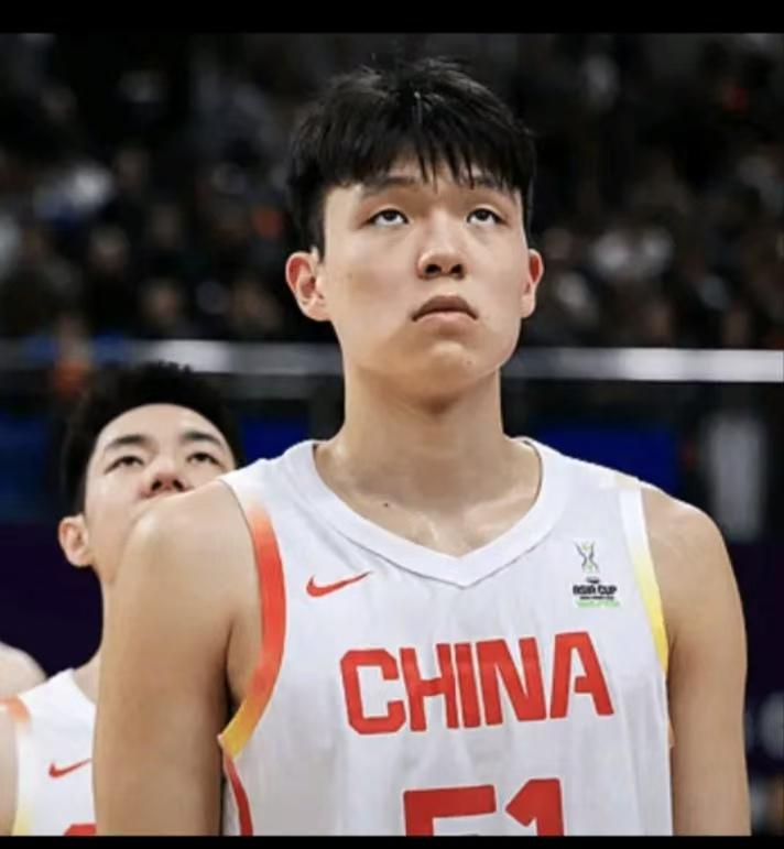 男篮内线在亚洲的实力堪称恐怖！抛开所有归化球员不谈，杨瀚森、胡金秋和周琦这哥仨，
