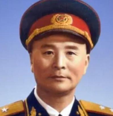 1936年，一位老大娘上山采野果，突然发现一大群苍蝇，在草丛上“嗡嗡嗡”盘旋，她