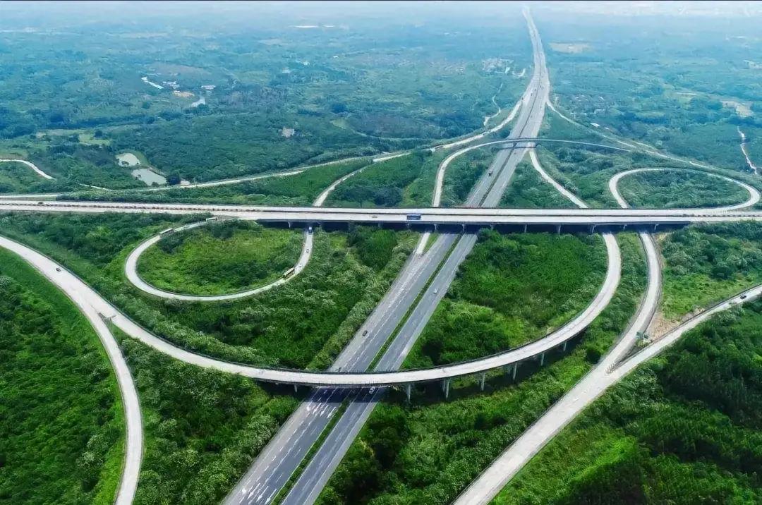 中国高速公路19万公里，世界第一。可有一点就是一直在亏损，14亿人让收费高速公路