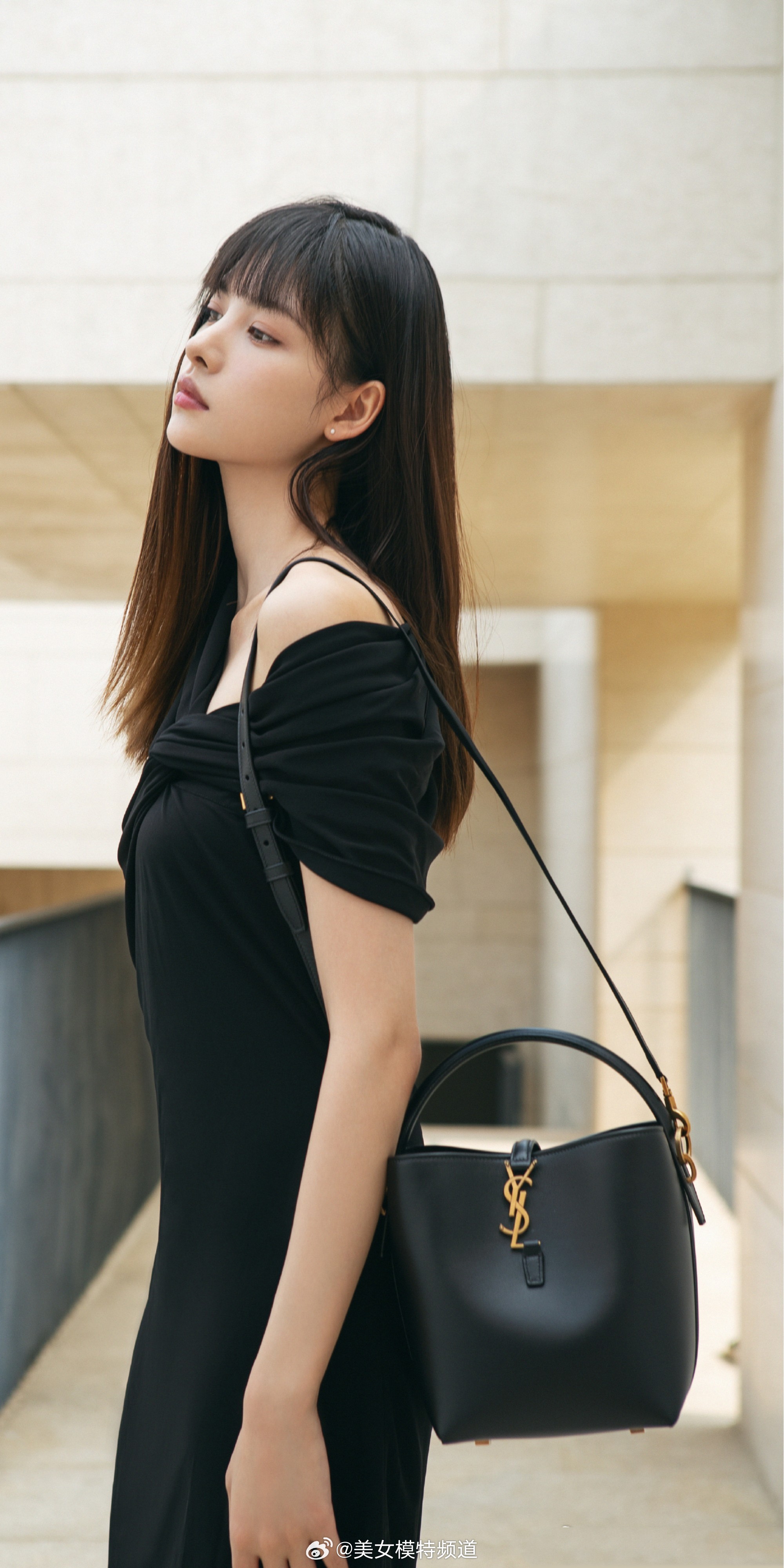 张艺上黑酷穿搭造型