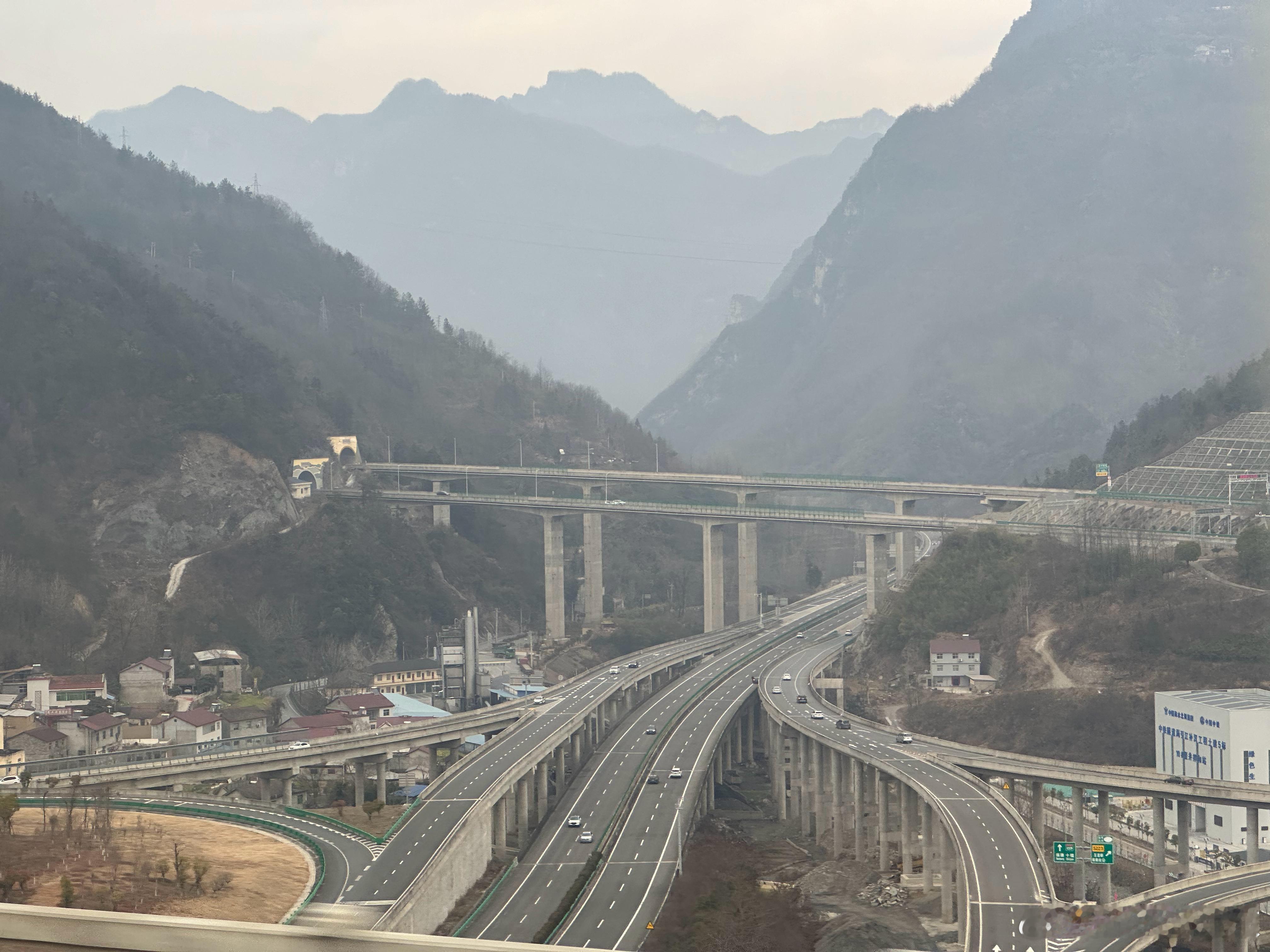 因为地形原因，坦白说河南境内的高铁沿线确实没什么风景可言[笑着哭]