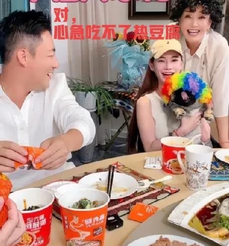 汪小菲说“心急吃不了热豆腐！”张兰跟着说“心急吃不了热豆腐！”家宴上，张兰端