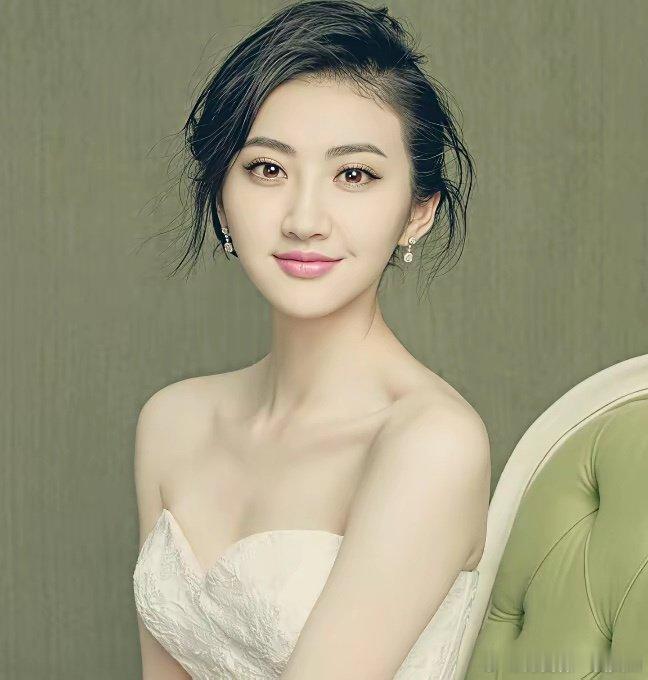景甜给爱做梦的男人提个醒：什么白月光，都是美好的想象罢了。​你以为她是纯洁无瑕的初恋脸，实则人家精于