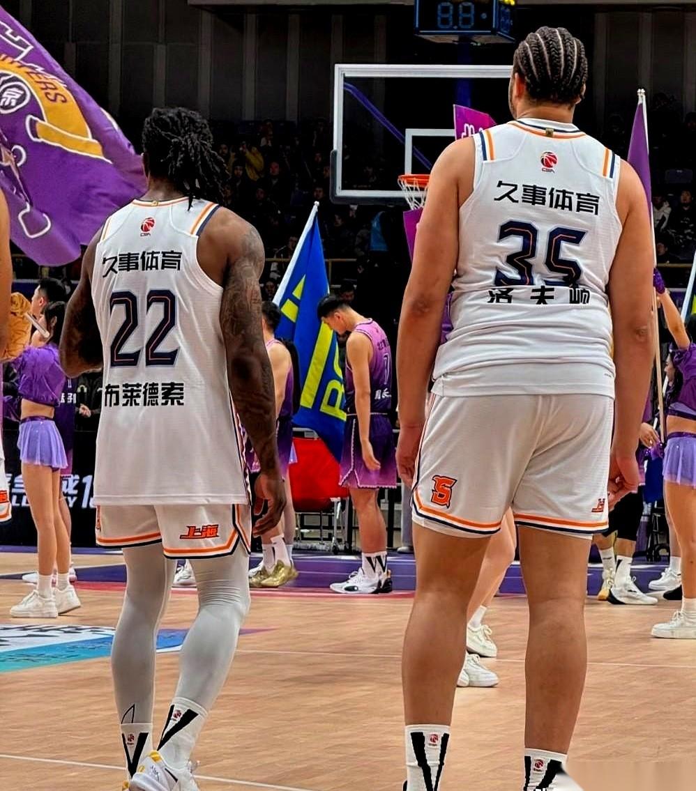 CBA上海队的外援洛夫顿，身高1米98，直接把对面2米09的大个子给撞得双脚离地