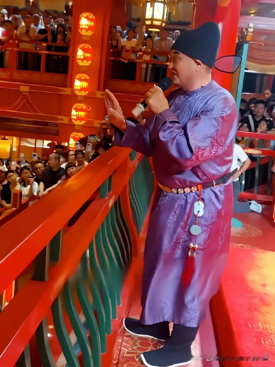 朱之文今年的人气太旺了，邀请他参加的商业演出应接不暇，听他唱歌的观众人山人海、座