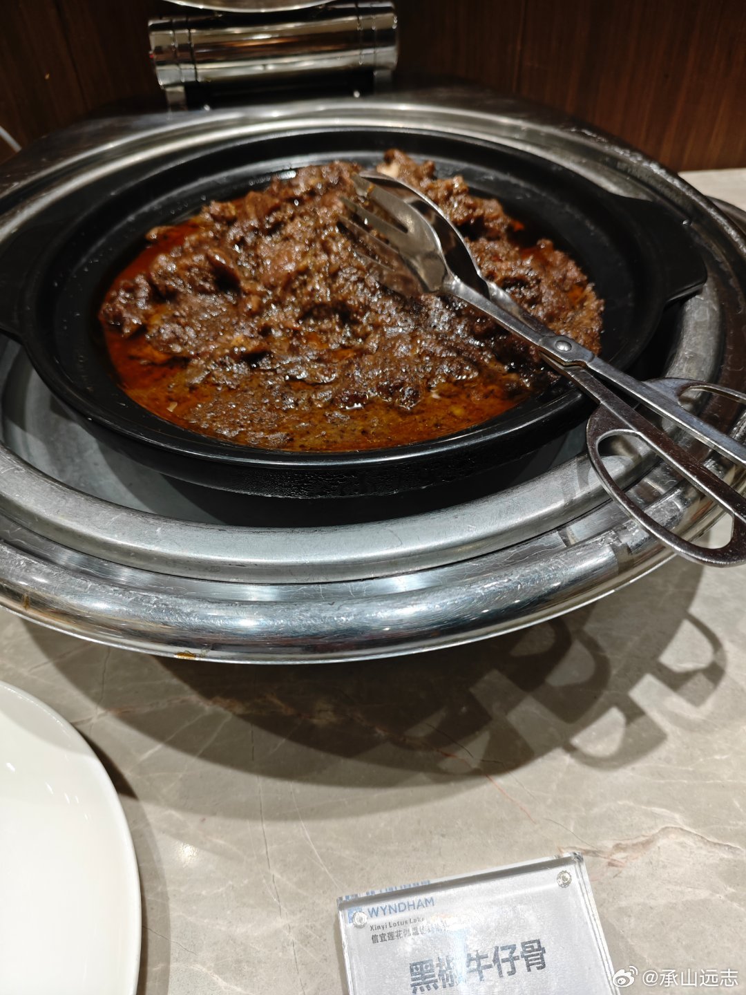 早餐是自助西餐，角落里有些中餐。斋戒的人能吃的不多。幸好我带了腰果。