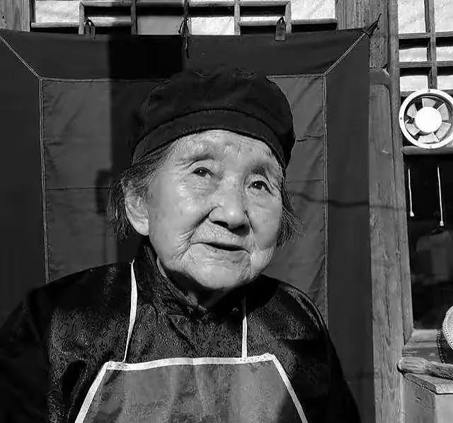 1984年，一个84岁的老太太来到政府接待处，对工作人员说：“我要捐款24亿！”