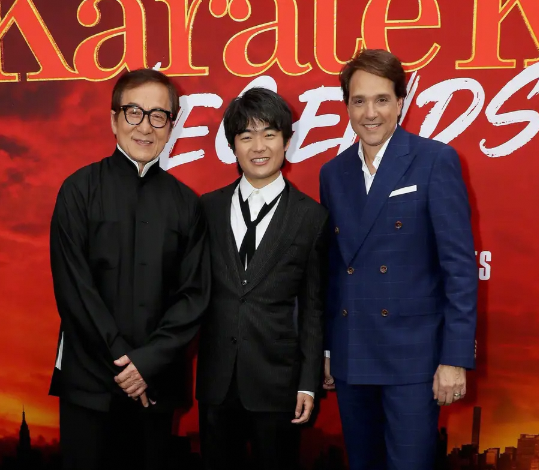 71岁成龙新片首映礼：中式着装尽显精气神