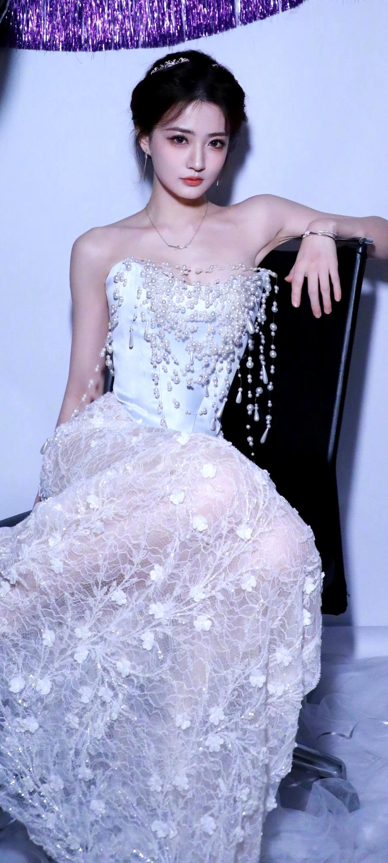 徐璐珍珠礼裙造型美翻了！灵动俏皮氛围感拉满谁能拒绝徐璐这组珍珠礼裙造型啊！抹
