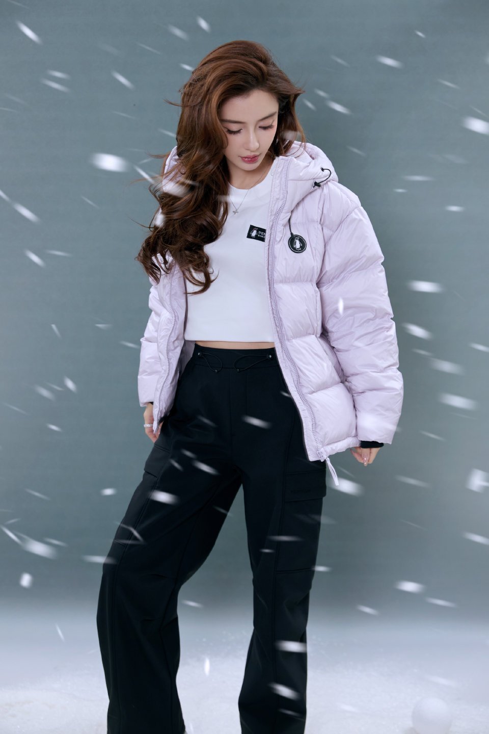 把羽绒服穿得这么好看的也就angelababy了，行走的衣架子，天生的时尚脸​