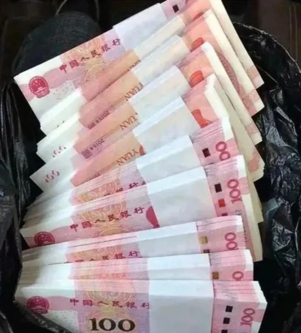 北京，一女子父亲去世，她在整理父亲遗物时，想起父亲有100000元存款，但不知道