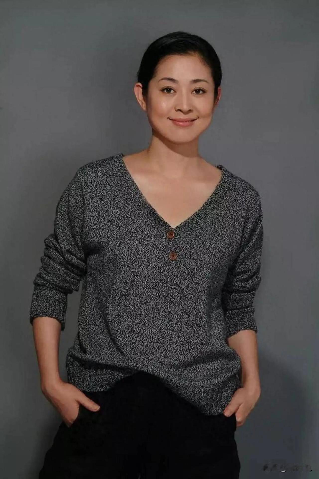 央视爆款导演是倪萍老公？央视谍战剧《沉默的荣耀》圈粉无数，开播收视破3%、