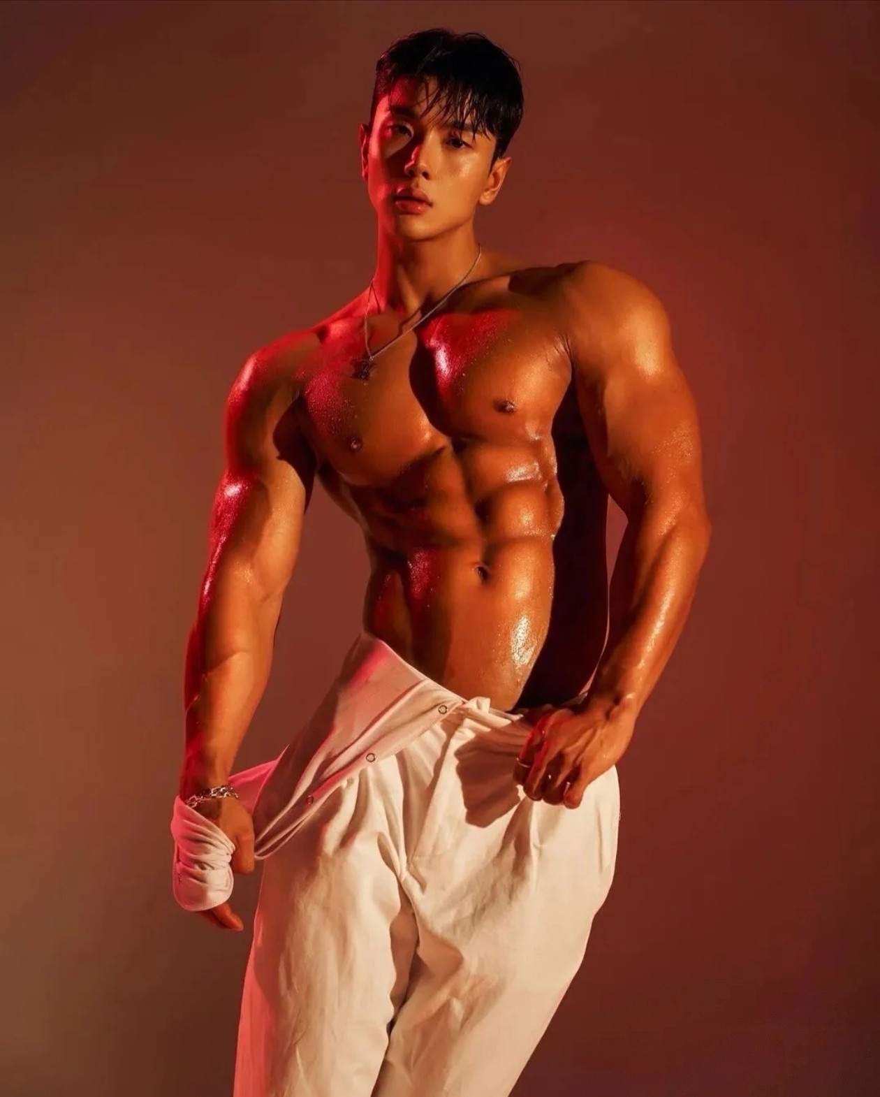 热辣健美的身材、桀骜不驯的英姿给这位帅哥增添了无穷的魅力，确实是行走的...