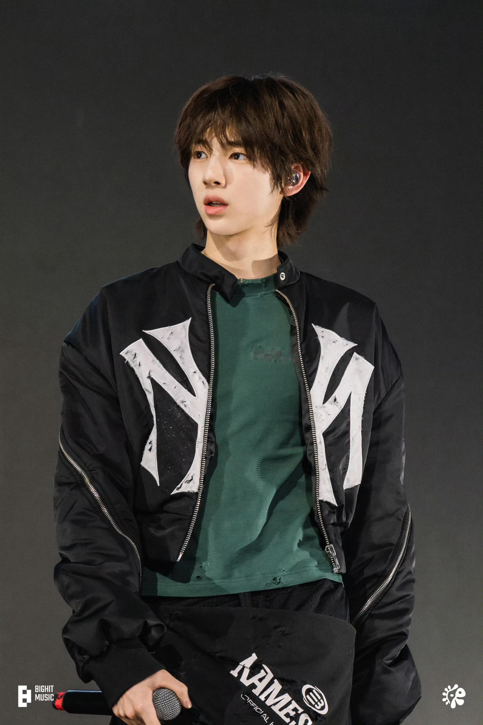 0000二中校门外第一个拐角的巷子里，有一幢九十年代的翻新楼，有两层，不是别墅，