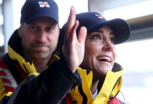 威廉王子眼中没有了光，成为了妻子凯特的陪衬，精神状态像极了当年的戴安娜王妃。戴