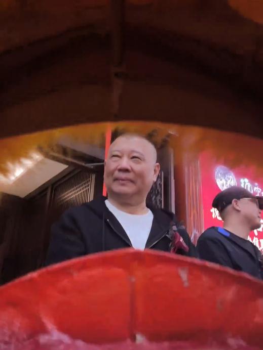 成都德云社盛大开业，郭德纲带队揭匾！各种视角的照片、视频在网络被热传。其中，舞狮