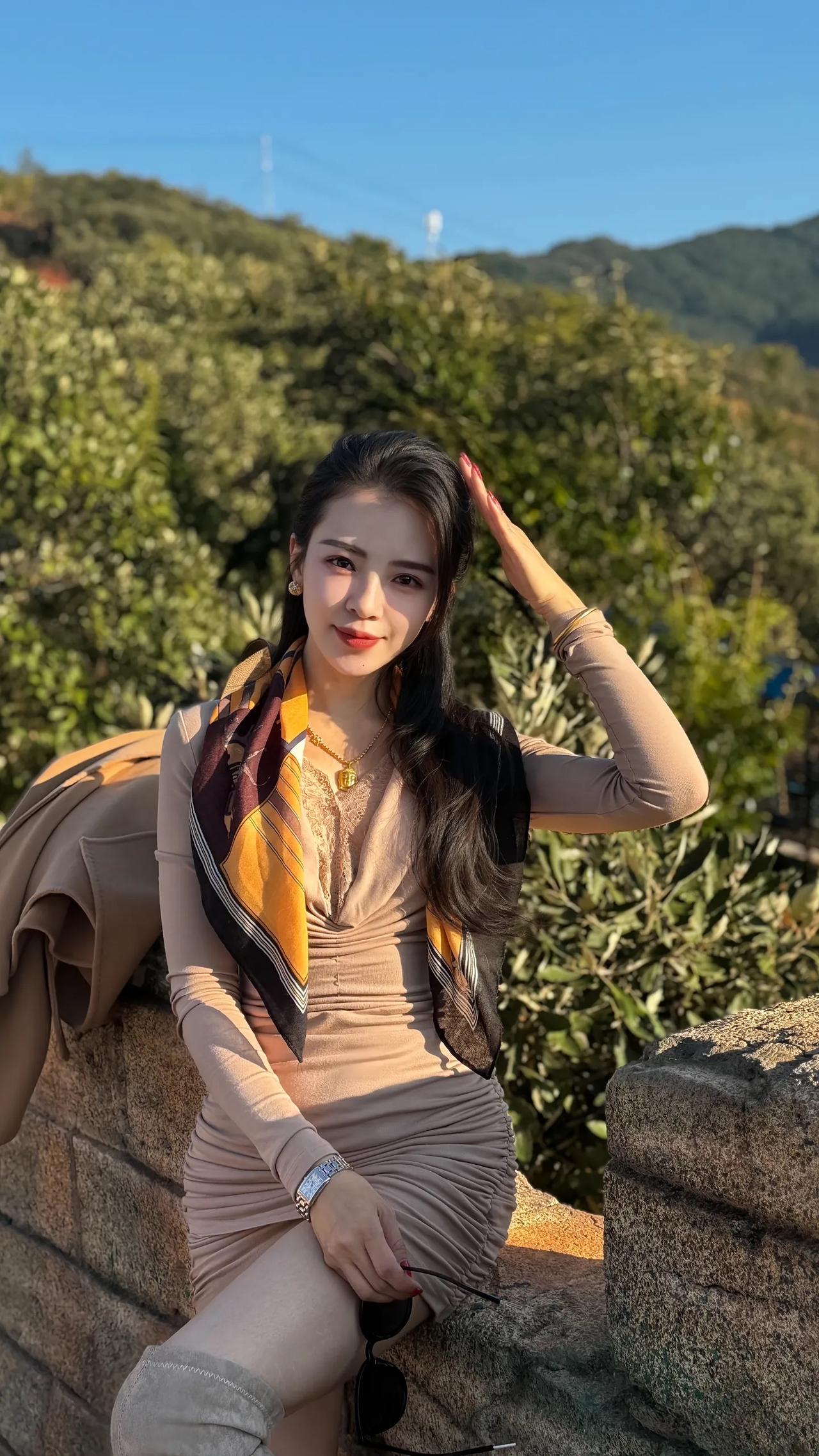 阳光下的山间漫步，享受自然与时尚的完美融合。