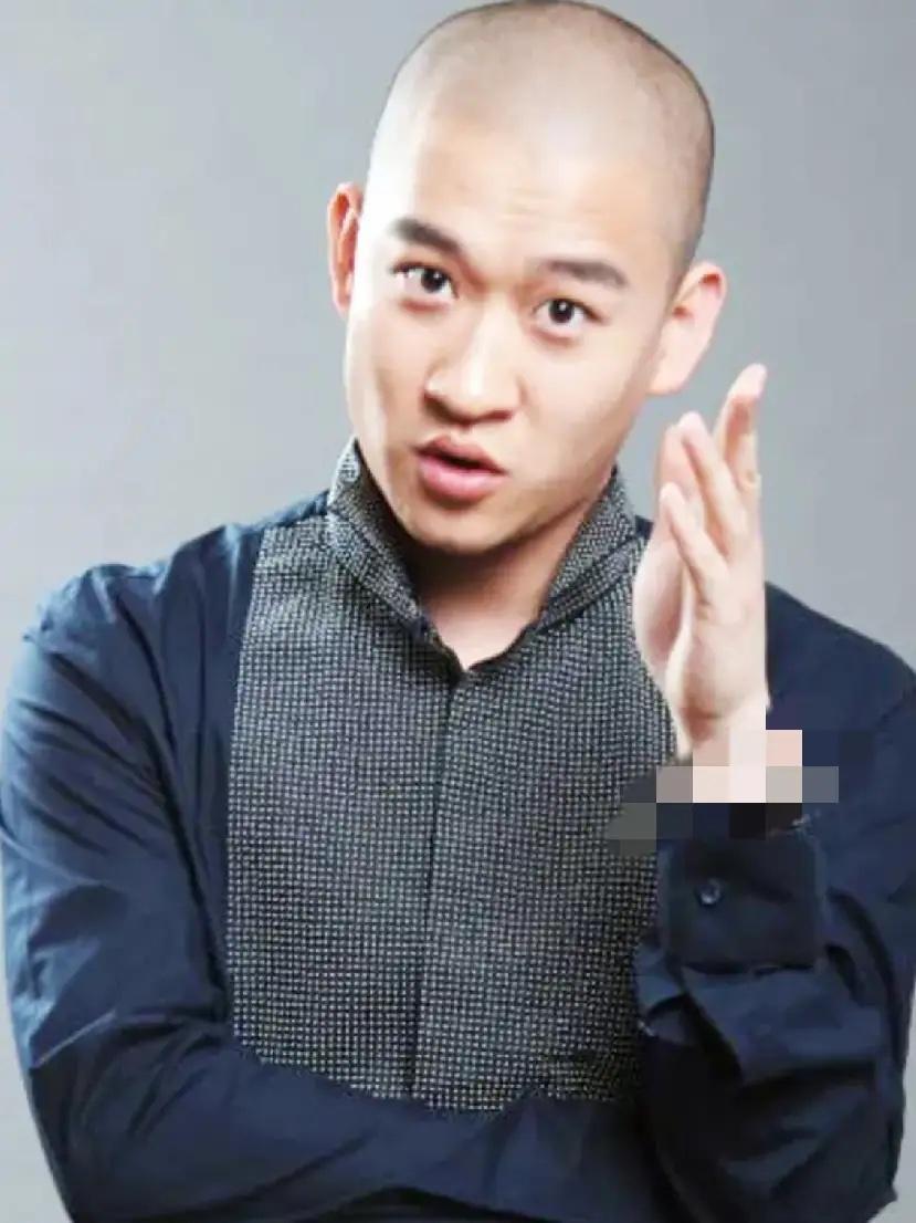 相声名家曹云金展示雄厚实力！昨天曹云金直播时表示：我一年有150多场的演出，我在