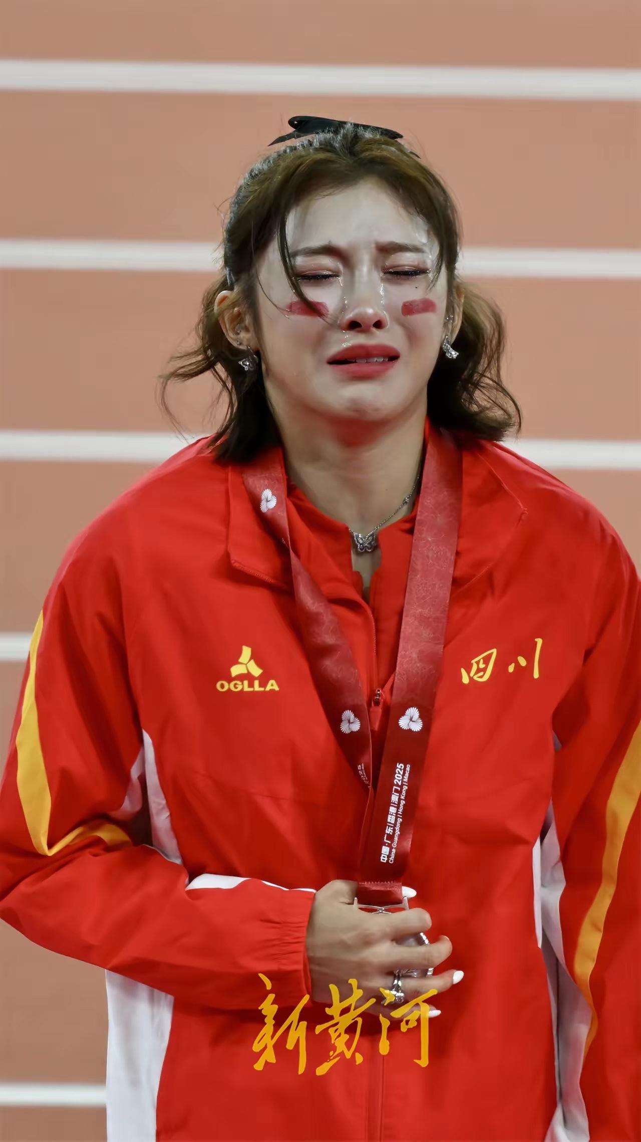 吴艳妮输不起吗？在领奖台上哭哭啼啼的没人会同情你的，如果运动员输了都哭，比赛现场