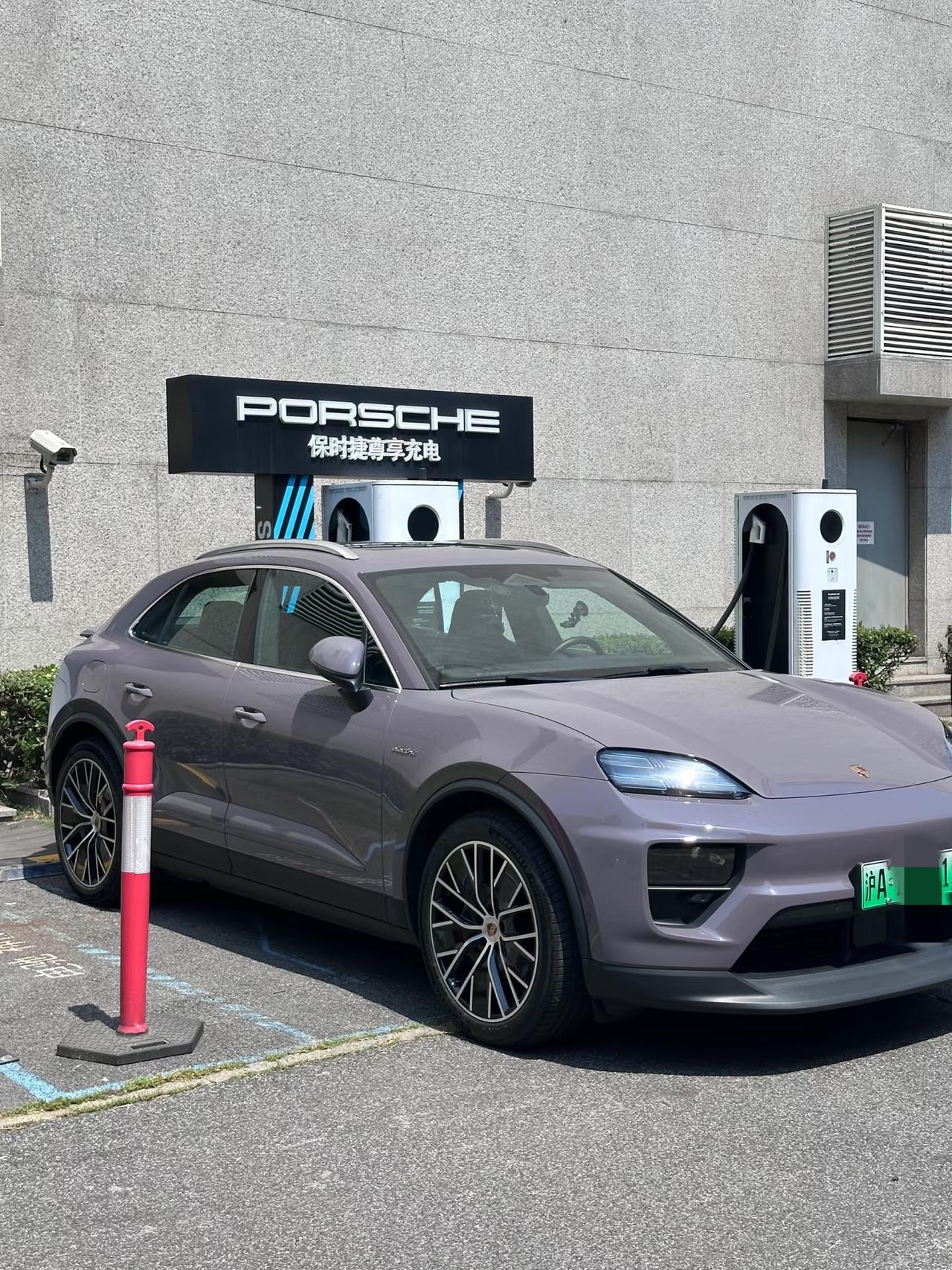 保时捷这是被小米吓的掉了90%的利润?这也太惨了吧全年营收变化不大，但利润降