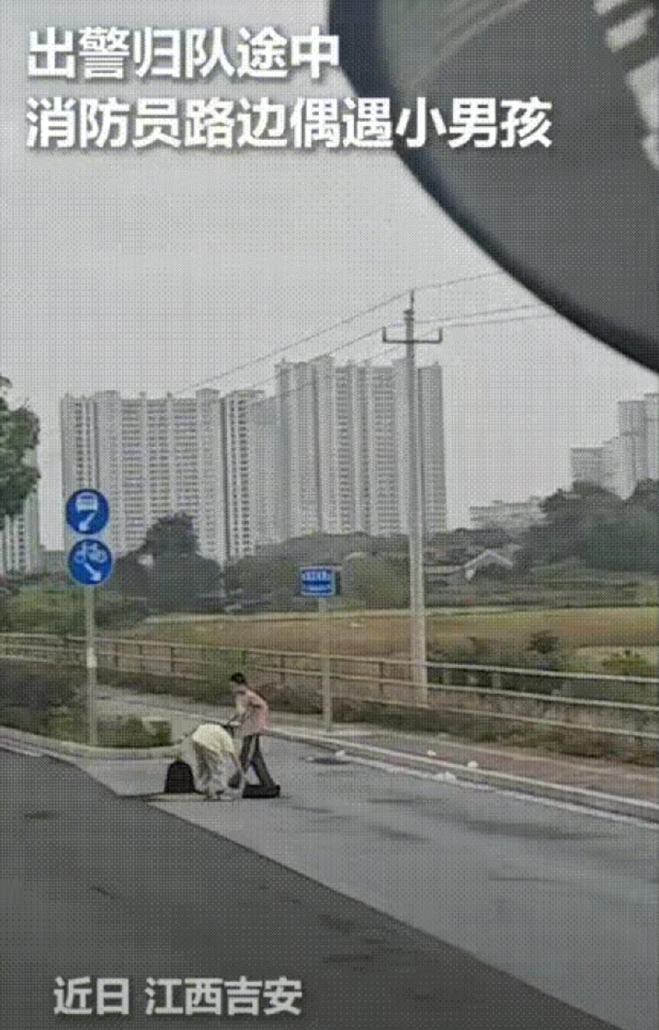 江西吉安这俩娃，真的把“爱国”诠释得太戳心！消防员出警回来，看见他俩撅着屁股蹲在