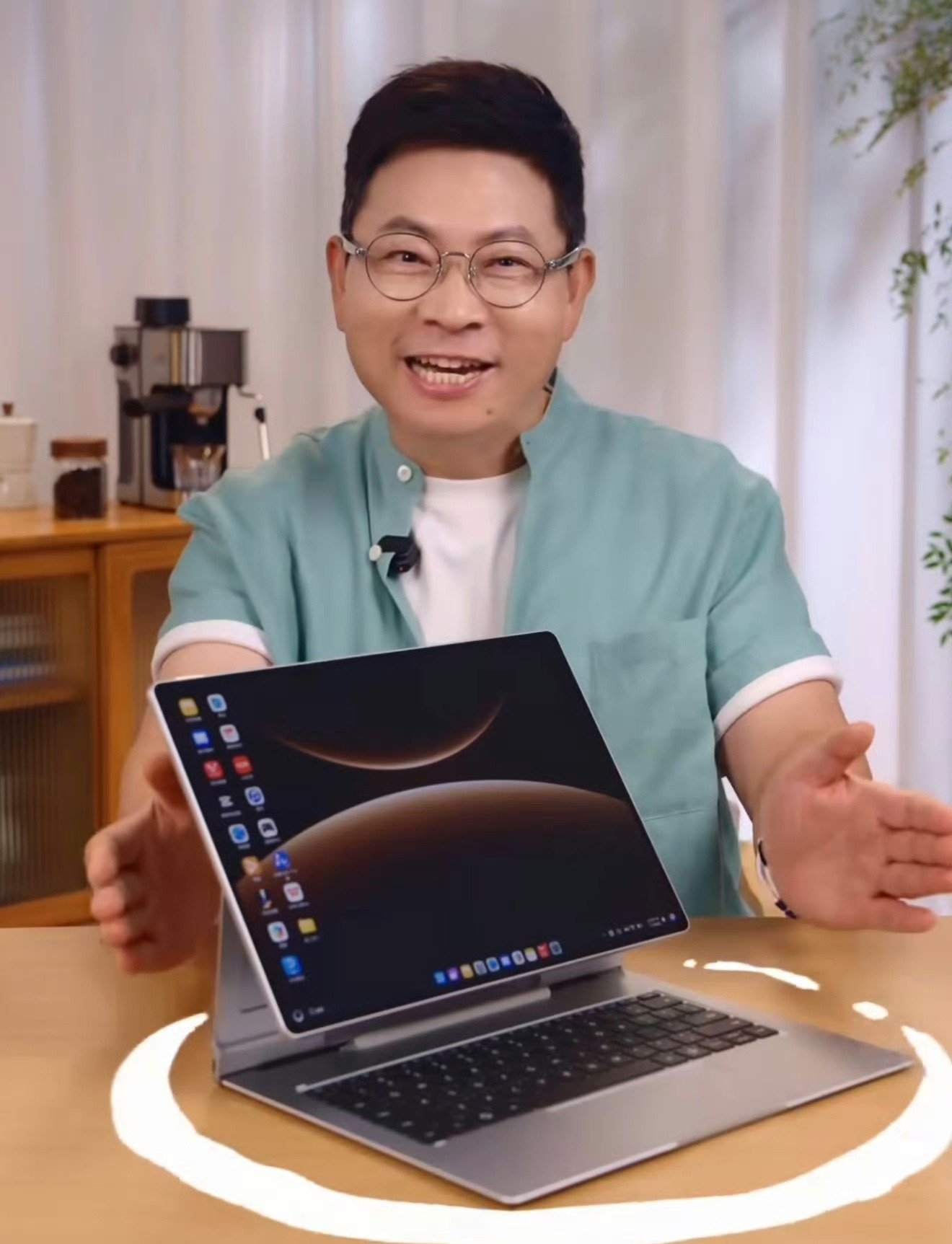 鸿蒙系统放在二合一平板上简直太合适了，既可以像平板一样用，也可以接上键盘带来p