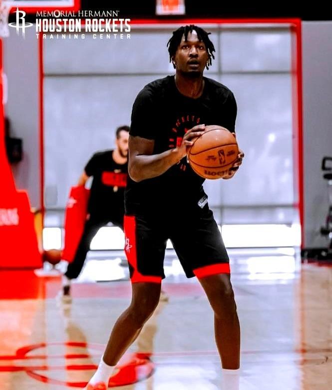 复出第一场，0分。第二场，3分。但防守正负值+20，全队最高。火箭球迷懵了