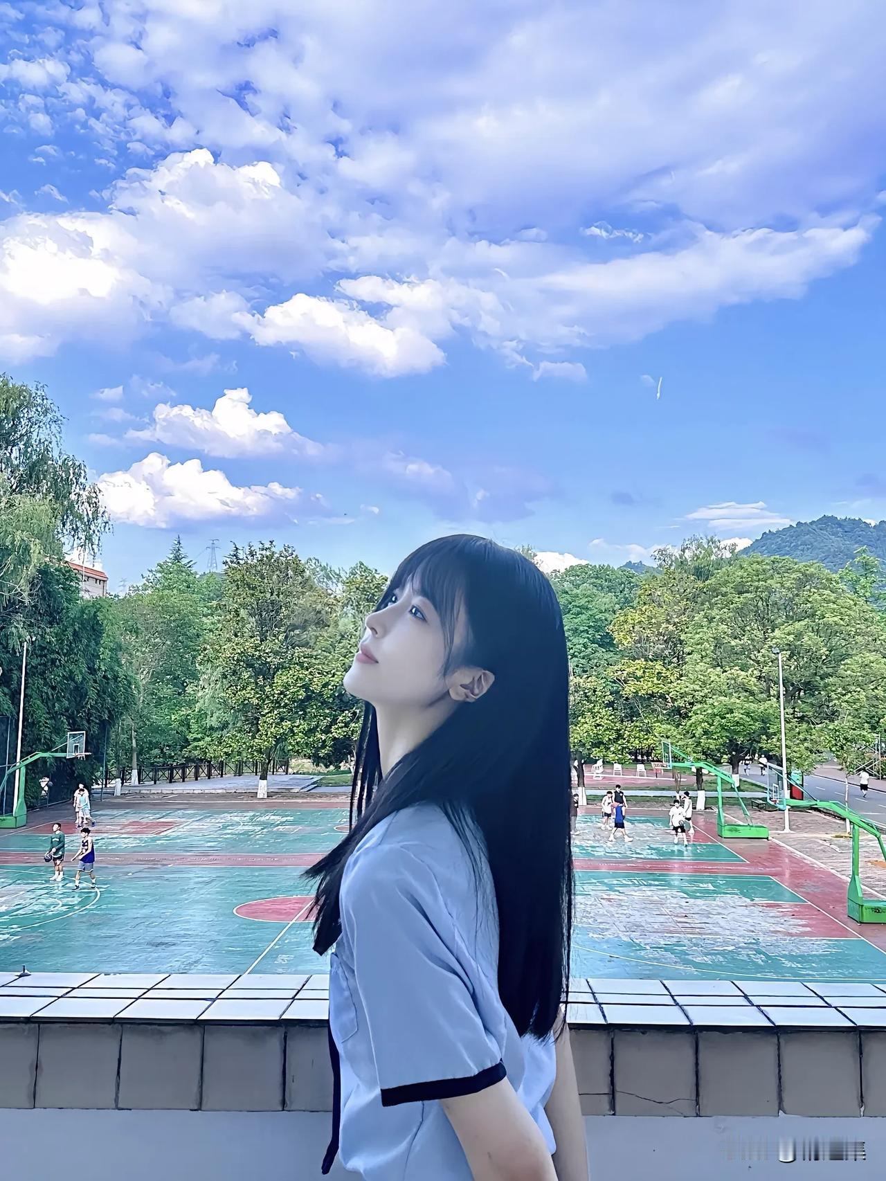 阳光洒满的校园，少女眺望远方的背影，青春无限美好。🌞👧🏫