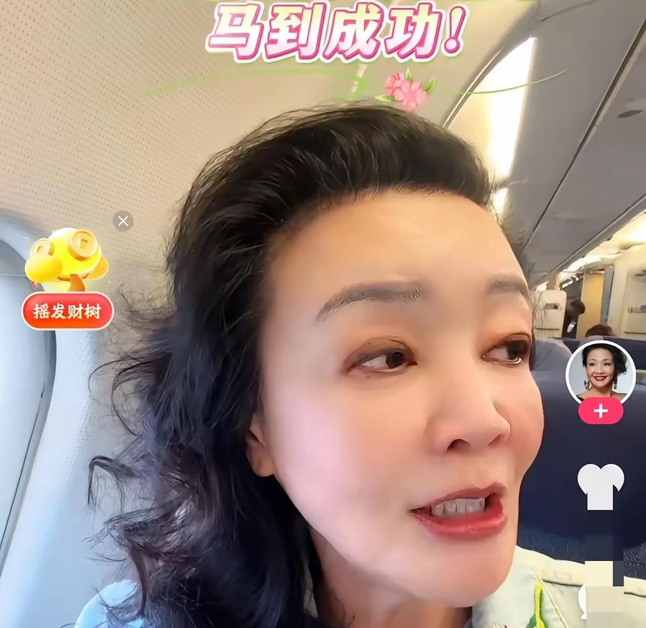 兰姐笑着跟粉丝分享，她和汪大爷一早赶早班飞机回湾湾，就为陪着小梅待产。她热情地招