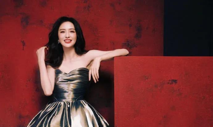 佟丽娅明艳大花感不愧是大花本花，佟丽娅这组生日图真的好明艳的大花感！！黑色红色