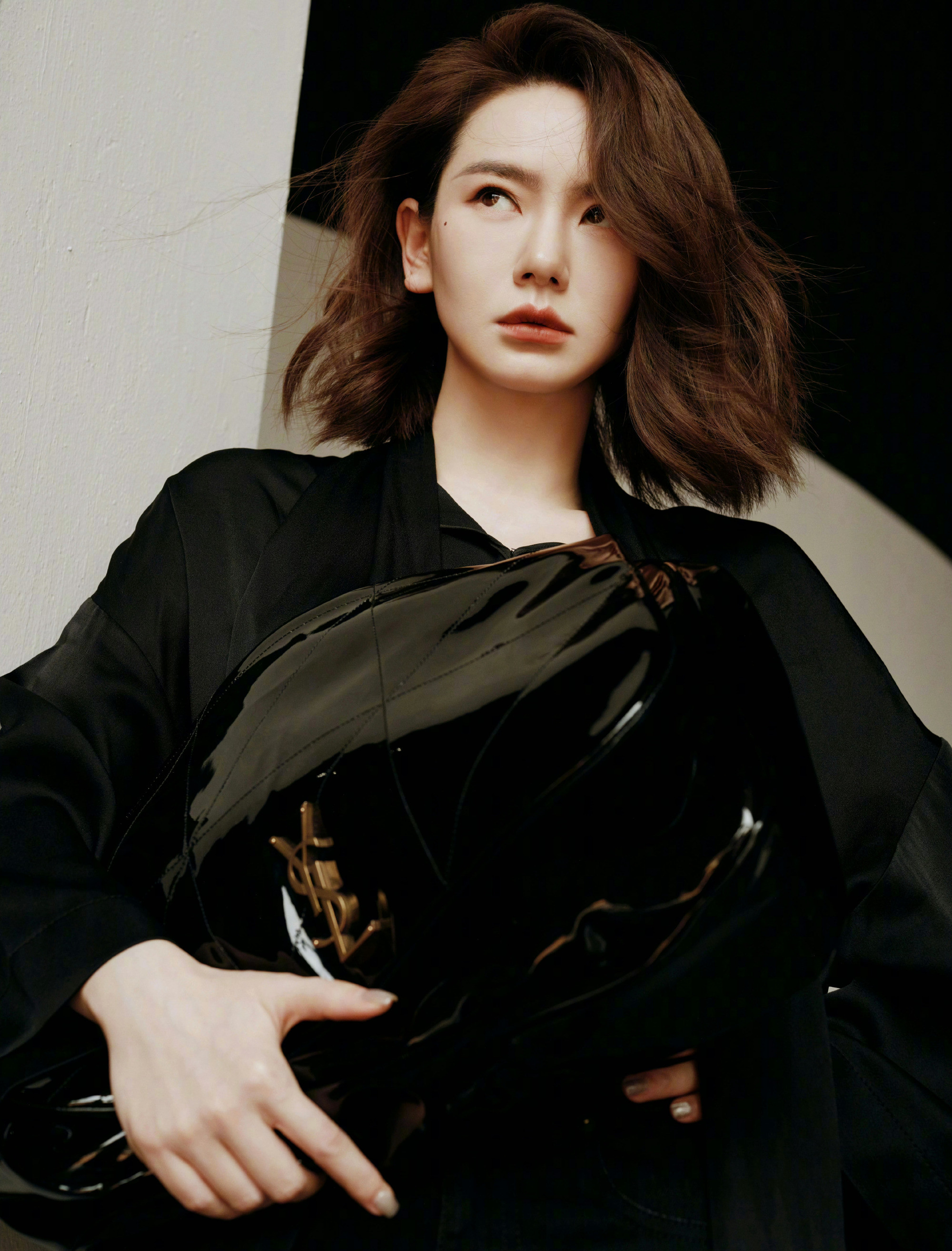 戚薇，黑衣大长腿，冷酷迷人。戚薇