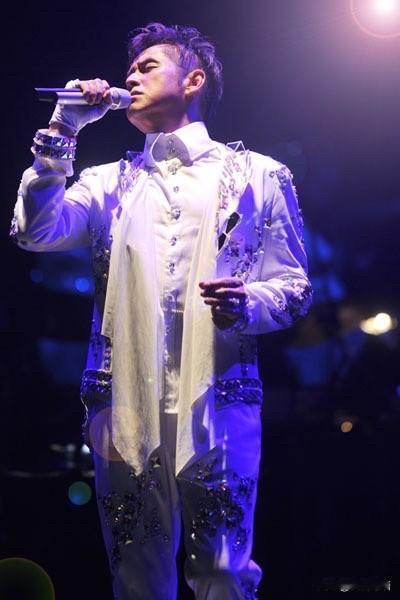 王杰来评价谭咏麟谭校长是很有代表性的！为什么这样说呢？因为王杰在乐坛之中是很