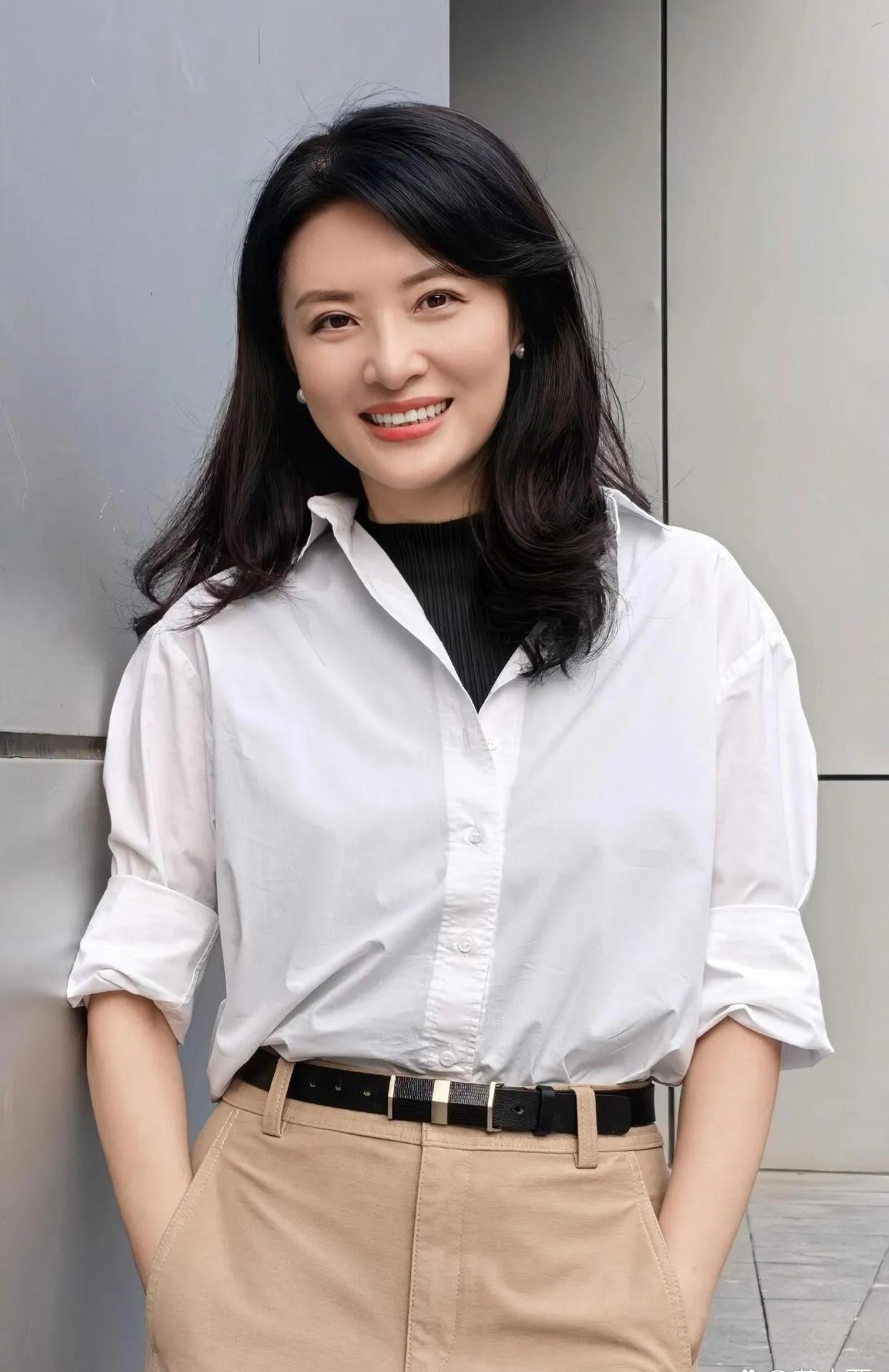 周涛这状态真的太绝了！✨白衬衫+卡其色阔腿裤，经典的“通勤高级感”公式。内搭