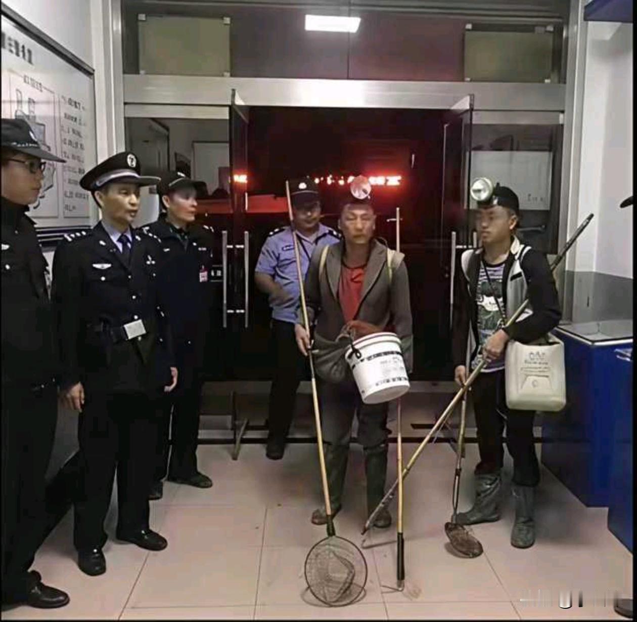 他们两个是电工吗？