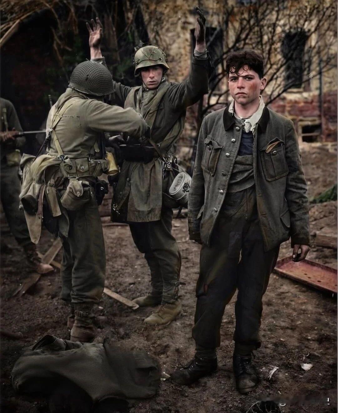 1945年3月26日，德国科布伦茨，两名被美军俘虏的年轻德军士兵。德国二战老