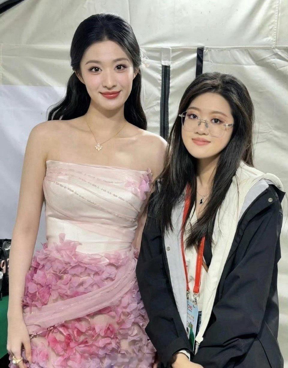 说王楚然很大只也没错，但看这骨骼和五官也是个大美女啊