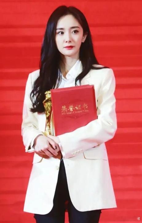 85后小花竞争激烈，5位女星成功脱颖而出！唐嫣凭借在《繁华》中的精彩获得金熊