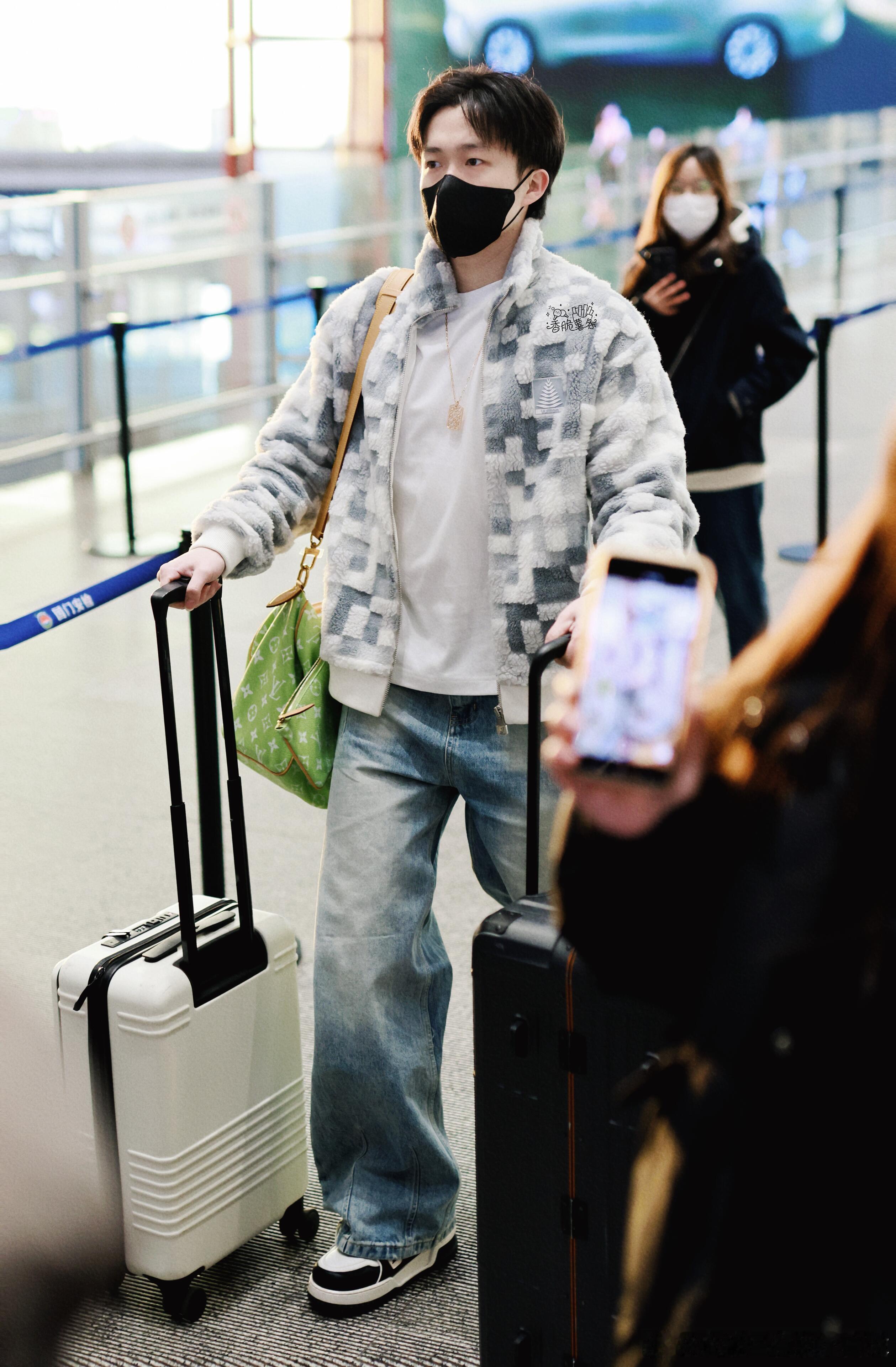 还是那句话：哥比赛加油！一切顺利！健康完赛！